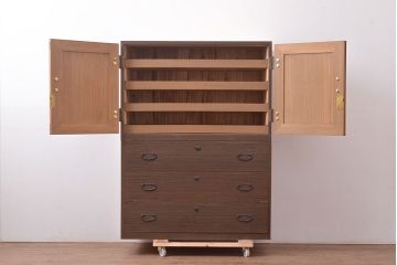 和製アンティーク　落ち着きのある佇まいが魅力の総桐材製の重ね箪笥(和タンス、衣装箪笥、着物箪笥)(R-047311)