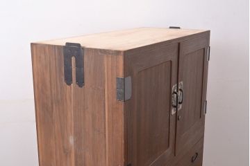 和製アンティーク　落ち着きのある佇まいが魅力の総桐材製の重ね箪笥(和タンス、衣装箪笥、着物箪笥)(R-047311)