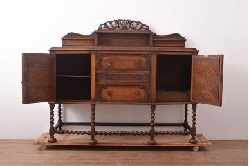 イギリスアンティーク　重厚感のある佇まいが魅力的なオーク材製のサイドボード(キャビネット、収納棚)(R-047318)