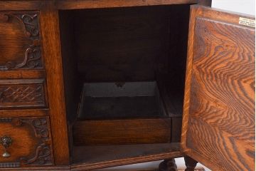 イギリスアンティーク　重厚感のある佇まいが魅力的なオーク材製のサイドボード(キャビネット、収納棚)(R-047318)