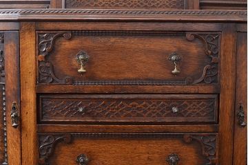 イギリスアンティーク　重厚感のある佇まいが魅力的なオーク材製のサイドボード(キャビネット、収納棚)(R-047318)