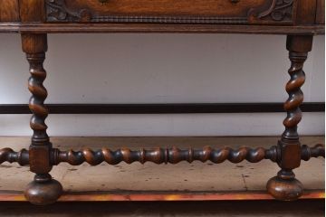 イギリスアンティーク　重厚感のある佇まいが魅力的なオーク材製のサイドボード(キャビネット、収納棚)(R-047318)