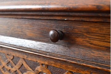 イギリスアンティーク　重厚感のある佇まいが魅力的なオーク材製のサイドボード(キャビネット、収納棚)(R-047318)