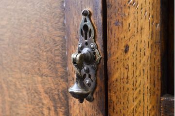 イギリスアンティーク　重厚感のある佇まいが魅力的なオーク材製のサイドボード(キャビネット、収納棚)(R-047318)