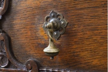 イギリスアンティーク　重厚感のある佇まいが魅力的なオーク材製のサイドボード(キャビネット、収納棚)(R-047318)