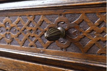 イギリスアンティーク　重厚感のある佇まいが魅力的なオーク材製のサイドボード(キャビネット、収納棚)(R-047318)