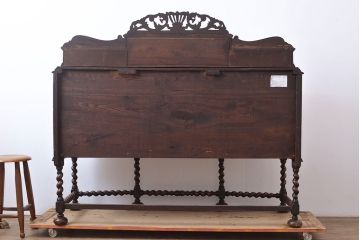 イギリスアンティーク　重厚感のある佇まいが魅力的なオーク材製のサイドボード(キャビネット、収納棚)(R-047318)