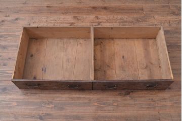 和製アンティーク　大胆でくっきりとした杢目が趣溢れる前面ケヤキ材製の関東水屋箪笥(重ね箪笥、収納棚、茶棚、キャビネット)(R-047320)