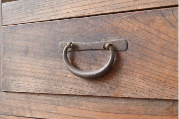 和製アンティーク　大胆でくっきりとした杢目が趣溢れる前面ケヤキ材製の関東水屋箪笥(重ね箪笥、収納棚、茶棚、キャビネット)(R-047320)