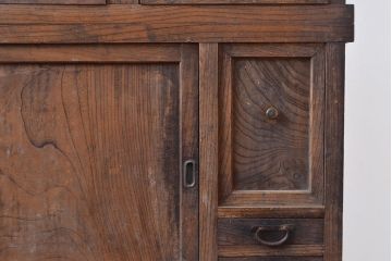 和製アンティーク　大胆でくっきりとした杢目が趣溢れる前面ケヤキ材製の関東水屋箪笥(重ね箪笥、収納棚、茶棚、キャビネット)(R-047320)