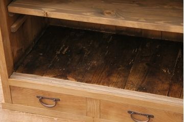 和製アンティーク　大胆でくっきりとした杢目が趣溢れる前面ケヤキ材製の関東水屋箪笥(サイドボード、収納棚、茶棚、キャビネット)(R-047321)