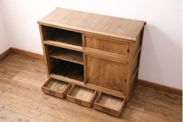和製アンティーク　大胆でくっきりとした杢目が趣溢れる前面ケヤキ材製の関東水屋箪笥(サイドボード、収納棚、茶棚、キャビネット)(R-047321)
