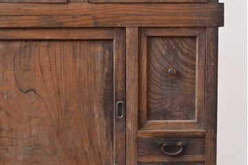 和製アンティーク　大胆でくっきりとした杢目が趣溢れる前面ケヤキ材製の関東水屋箪笥(サイドボード、収納棚、茶棚、キャビネット)(R-047322)