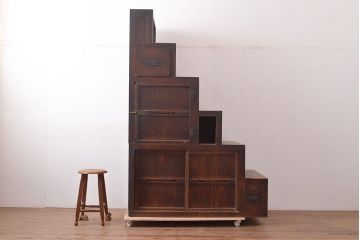 和製アンティーク　明治大正期　奥深い味わいが感じられる小振りなサイズの階段箪笥(時代箪笥)(R-047324)