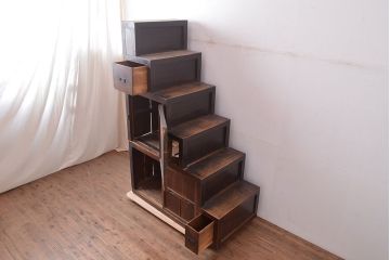 和製アンティーク　明治大正期　奥深い味わいが感じられる小振りなサイズの階段箪笥(時代箪笥)(R-047324)