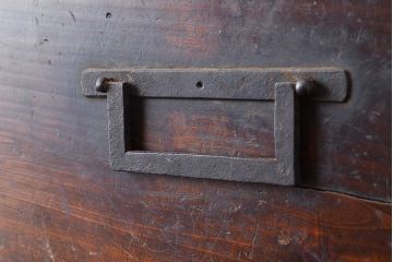 和製アンティーク　明治大正期　奥深い味わいが感じられる小振りなサイズの階段箪笥(時代箪笥)(R-047324)