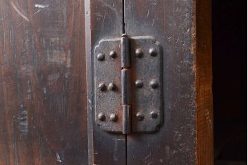 和製アンティーク　明治大正期　奥深い味わいが感じられる小振りなサイズの階段箪笥(時代箪笥)(R-047324)