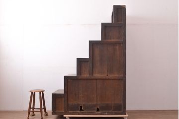 和製アンティーク　明治大正期　奥深い味わいが感じられる小振りなサイズの階段箪笥(時代箪笥)(R-047324)