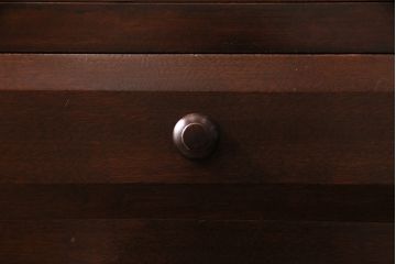 中古　シックな空間づくりが叶う、松本民芸家具のG-2型面取り食器棚(収納棚、カップボード、キャビネット)(定価約49万円)(R-047334)