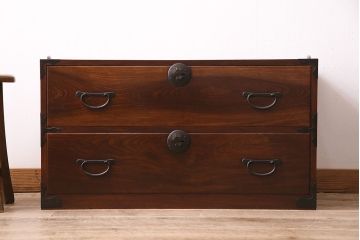 和製アンティーク　シンプルながらも凝った意匠の金具が楽しめる二本松箪笥ローボード(引き出し、チェスト、テレビ台)(R-047338)