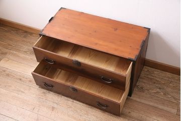 和製アンティーク　シンプルながらも凝った意匠の金具が楽しめる二本松箪笥ローボード(引き出し、チェスト、テレビ台)(R-047338)