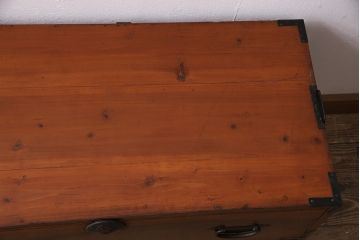 和製アンティーク　シンプルながらも凝った意匠の金具が楽しめる二本松箪笥ローボード(引き出し、チェスト、テレビ台)(R-047338)