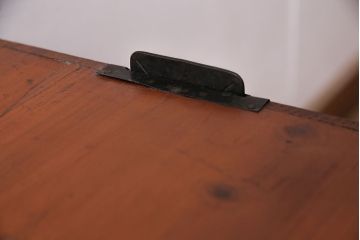 和製アンティーク　シンプルながらも凝った意匠の金具が楽しめる二本松箪笥ローボード(引き出し、チェスト、テレビ台)(R-047338)