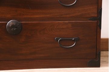 和製アンティーク　シンプルながらも凝った意匠の金具が楽しめる二本松箪笥ローボード(引き出し、チェスト、テレビ台)(R-047338)