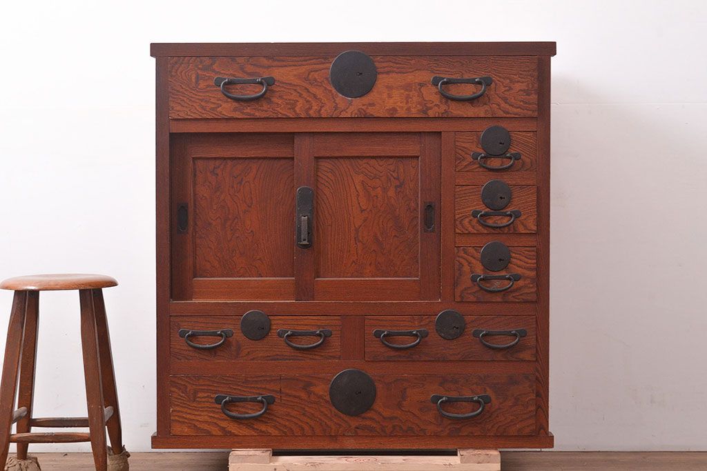 美品　アンティーク家具　ケヤキ材の木目が美しい漆塗り帳場箪笥(戸棚、収納棚、キャビネット)(R-047345)