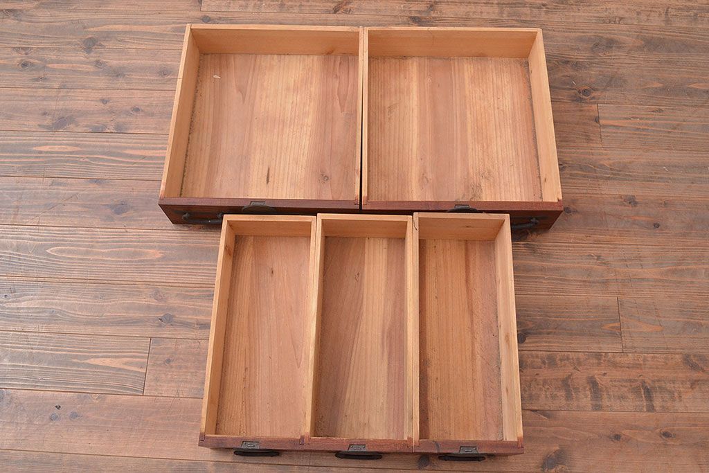 美品　アンティーク家具　ケヤキ材の木目が美しい漆塗り帳場箪笥(戸棚、収納棚、キャビネット)(R-047345)