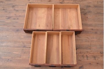 美品　アンティーク家具　ケヤキ材の木目が美しい漆塗り帳場箪笥(戸棚、収納棚、キャビネット)(R-047345)