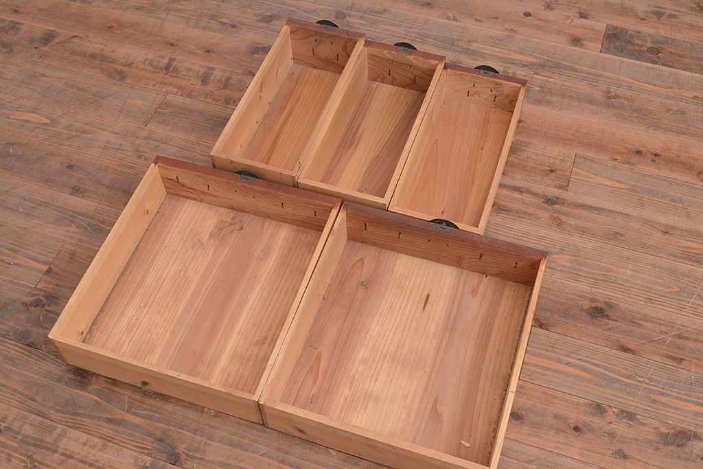 美品　アンティーク家具　ケヤキ材の木目が美しい漆塗り帳場箪笥(戸棚、収納棚、キャビネット)(R-047345)