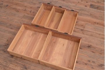 美品　アンティーク家具　ケヤキ材の木目が美しい漆塗り帳場箪笥(戸棚、収納棚、キャビネット)(R-047345)