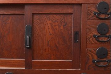 美品　アンティーク家具　ケヤキ材の木目が美しい漆塗り帳場箪笥(戸棚、収納棚、キャビネット)(R-047345)