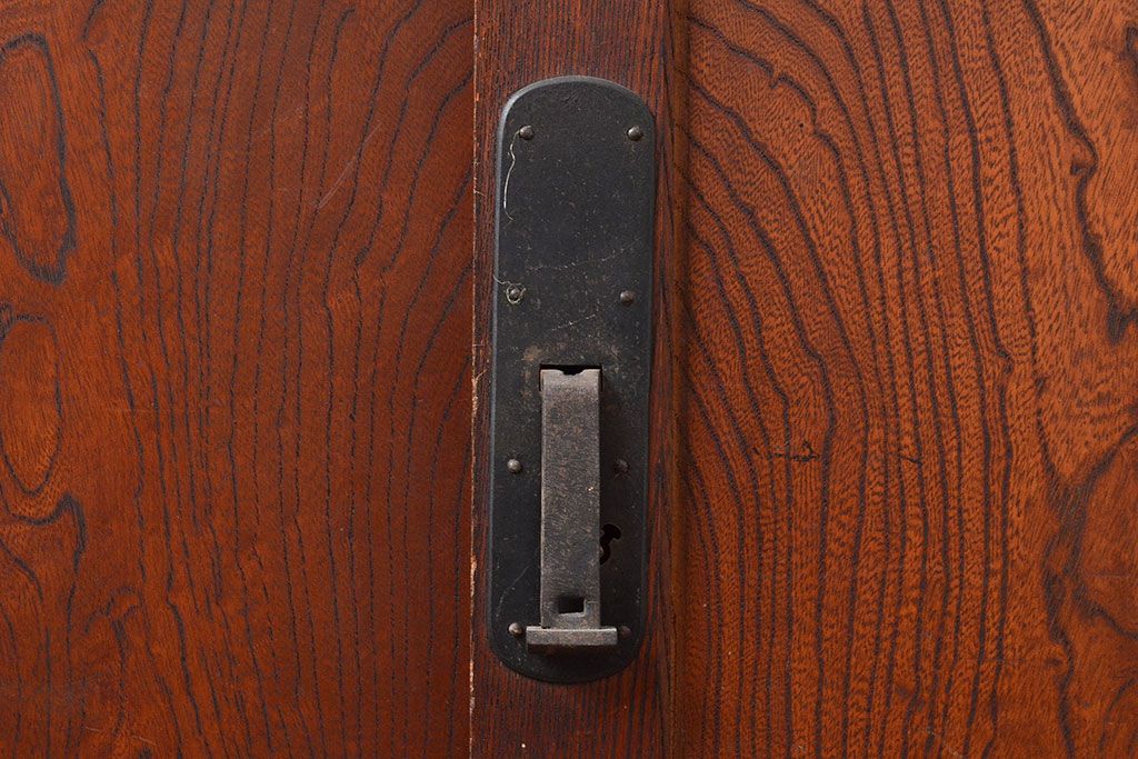 美品　アンティーク家具　ケヤキ材の木目が美しい漆塗り帳場箪笥(戸棚、収納棚、キャビネット)(R-047345)