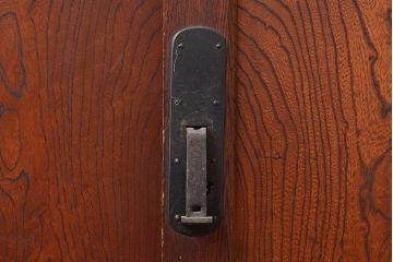 美品　アンティーク家具　ケヤキ材の木目が美しい漆塗り帳場箪笥(戸棚、収納棚、キャビネット)(R-047345)