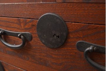 美品　アンティーク家具　ケヤキ材の木目が美しい漆塗り帳場箪笥(戸棚、収納棚、キャビネット)(R-047345)