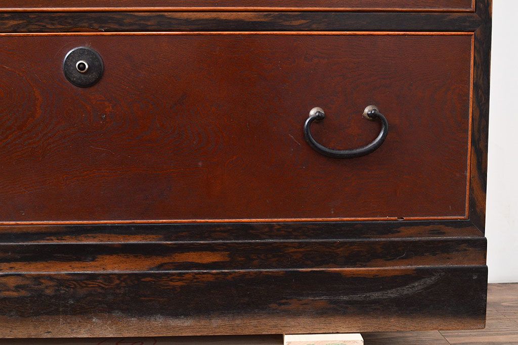 アンティーク　極美品　前面(黒柿孔雀杢・ケヤキ玉杢)　中(桐)　天板・側面(楠木)　漆塗り　群馬県の織物問屋から出てきました!!最高級の重ね箪笥(収納箪笥、整理箪笥、引き出し、チェスト)(R-047346)