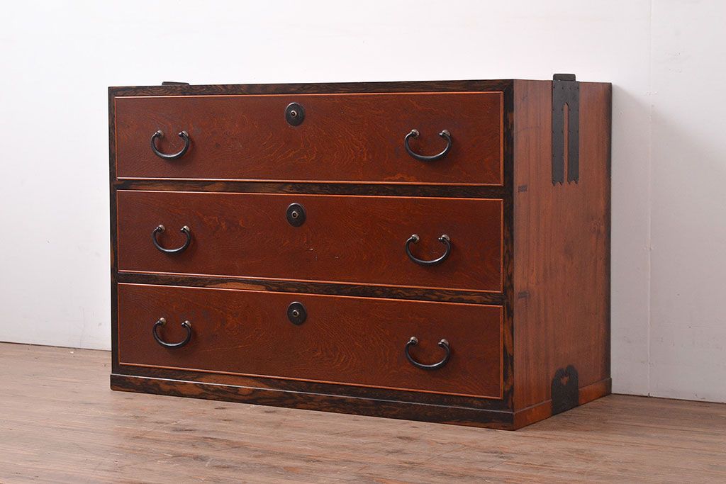 アンティーク　極美品　前面(黒柿孔雀杢・ケヤキ玉杢)　中(桐)　側面(楠木)　漆塗り　群馬県の織物問屋から出てきました!!最高級のリビングボード(収納箪笥、整理箪笥、テレビ台、ローチェスト)(R-047348)