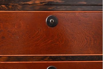 アンティーク　極美品　前面(黒柿孔雀杢・ケヤキ玉杢)　中(桐)　側面(楠木)　漆塗り　群馬県の織物問屋から出てきました!!最高級のリビングボード(収納箪笥、整理箪笥、テレビ台、ローチェスト)(R-047348)