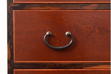 アンティーク　極美品　前面(黒柿孔雀杢・ケヤキ玉杢)　中(桐)　側面(楠木)　漆塗り　群馬県の織物問屋から出てきました!!最高級のリビングボード(収納箪笥、整理箪笥、テレビ台、ローチェスト)(R-047348)