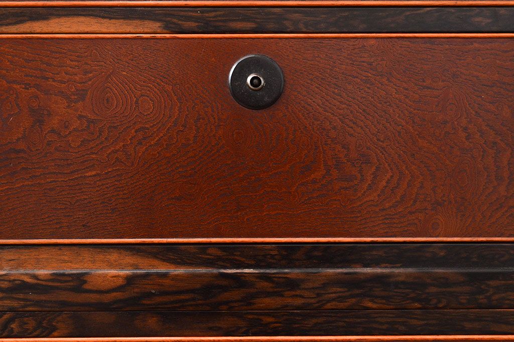 アンティーク　極美品　前面(黒柿孔雀杢・ケヤキ玉杢)　中(桐)　側面(楠木)　漆塗り　群馬県の織物問屋から出てきました!!最高級のリビングボード(収納箪笥、整理箪笥、テレビ台、ローチェスト)(R-047348)