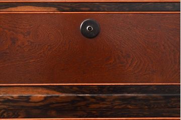 アンティーク　極美品　前面(黒柿孔雀杢・ケヤキ玉杢)　中(桐)　側面(楠木)　漆塗り　群馬県の織物問屋から出てきました!!最高級のリビングボード(収納箪笥、整理箪笥、テレビ台、ローチェスト)(R-047348)