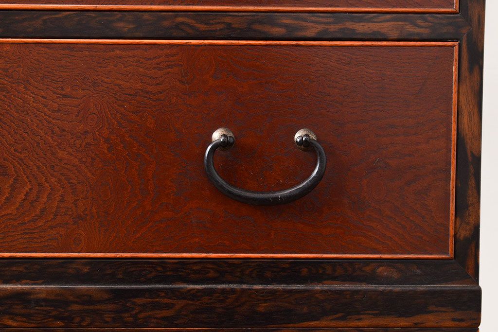 アンティーク　極美品　前面(黒柿孔雀杢・ケヤキ玉杢)　中(桐)　側面(楠木)　漆塗り　群馬県の織物問屋から出てきました!!最高級のリビングボード(収納箪笥、整理箪笥、テレビ台、ローチェスト)(R-047348)