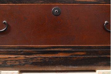 アンティーク　極美品　前面(黒柿孔雀杢・ケヤキ玉杢)　中(桐)　側面(楠木)　漆塗り　群馬県の織物問屋から出てきました!!最高級のローボード(収納箪笥、整理箪笥、テレビ台、ローチェスト)(R-047349)