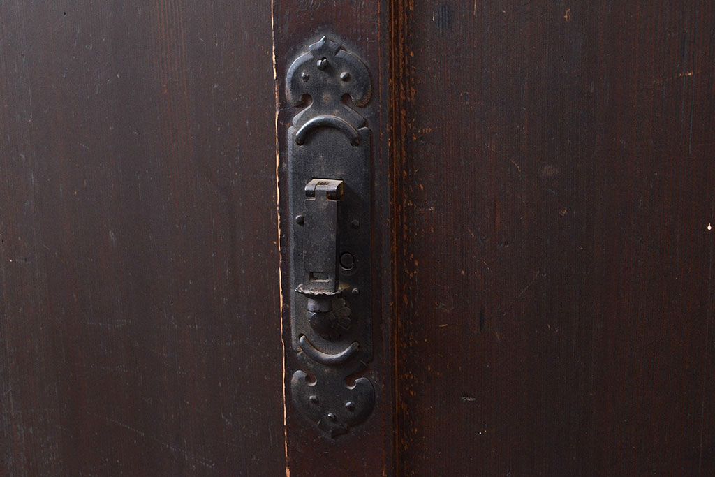 和製アンティーク　前面ヒノキ材　古い木の味わいが楽しめる重厚な佇まいの重ね箪笥(水屋箪笥、収納箪笥、収納棚)(R-047350)