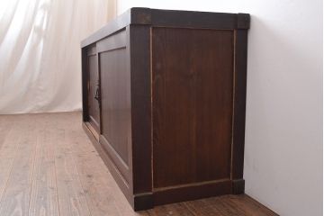 和製アンティーク　前面ヒノキ材　古い木の味わいが楽しめる重厚な佇まいの箪笥サイドボード(水屋箪笥、収納箪笥、収納棚)(R-047351)