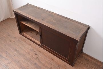 和製アンティーク　前面ヒノキ材　古い木の味わいが楽しめる重厚な佇まいの箪笥サイドボード(水屋箪笥、収納箪笥、収納棚)(R-047351)