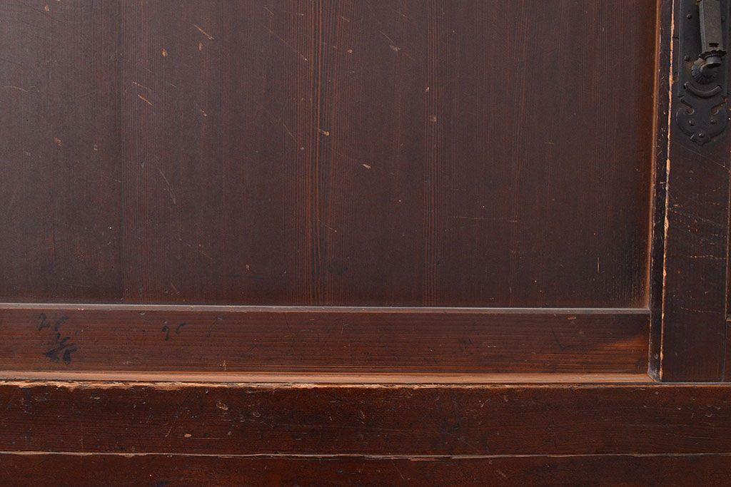 和製アンティーク　前面ヒノキ材　古い木の味わいが楽しめる重厚な佇まいの箪笥サイドボード(水屋箪笥、収納箪笥、収納棚)(R-047351)