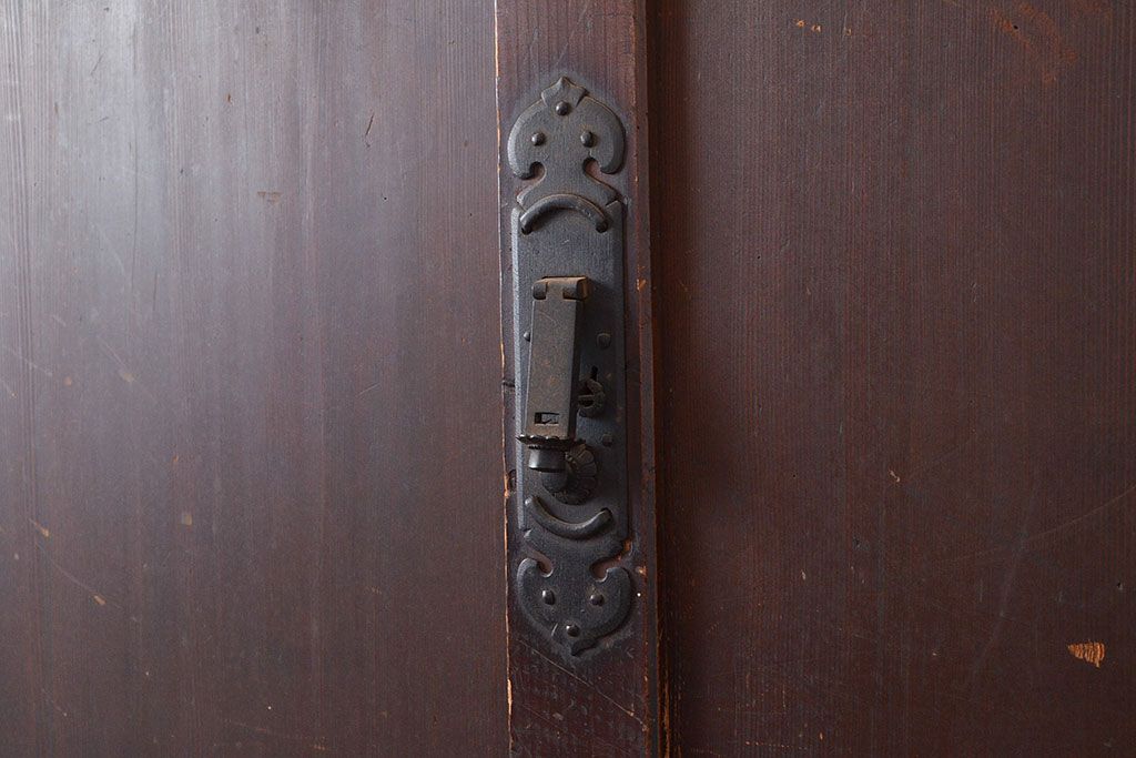 和製アンティーク　前面ヒノキ材　古い木の味わいが楽しめる重厚な佇まいの箪笥サイドボード(水屋箪笥、収納箪笥、収納棚)(R-047351)